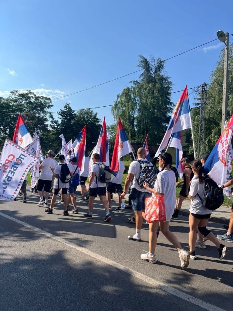 ( FOTO/VIDEO) NEVEROVATNO! Mlade iz Novog Sada ni paklene vrućine ne sprečavaju da peške krenu na SKUP 27.JUNA na kom se GRADI BUDUĆNOST SRBIJE!